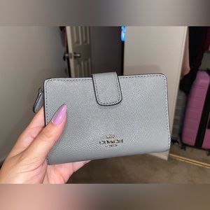 Preowned Coach Grey Medium Corner Zip Wallet
